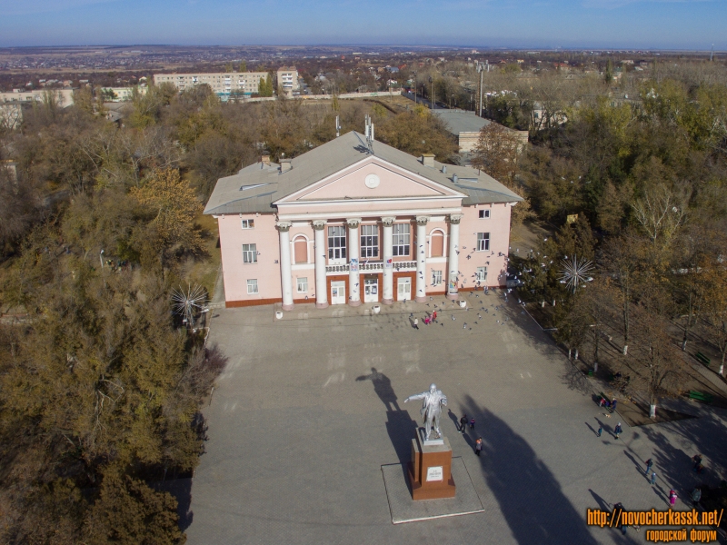 Площадь перед ДК Октябрьского