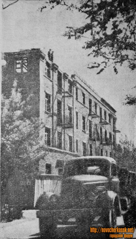 Строительство четырехэтажного общежития для учащихся сельскохозяйственного техникума на проспекте Жданова. Июнь 1954 года