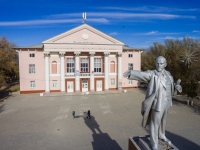 Памятник Ленину и дом культуры поселка Октябрьского