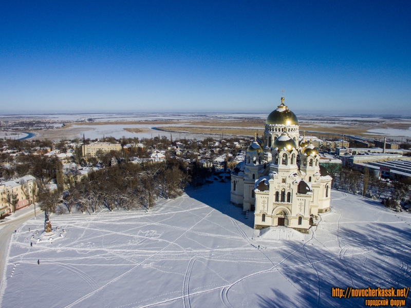 Собор и соборная площадь с воздуха зимой