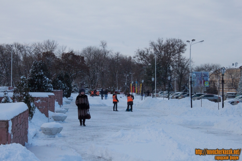 Уборка снега перед администрацией