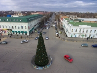 Ёлка перед памятником Платову и улица Московская