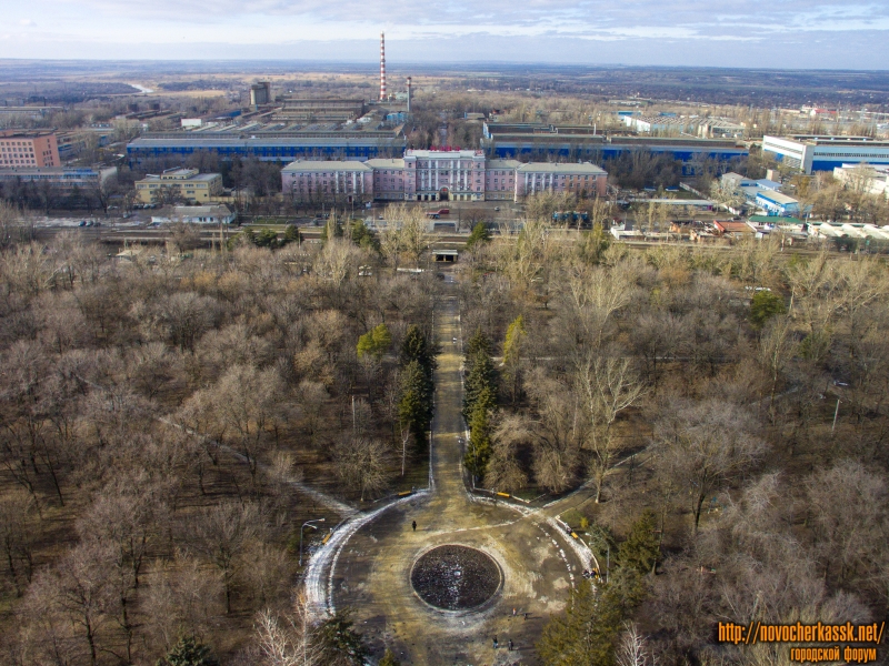 Парк на Соцгороде и заводоуправление НЭВЗ