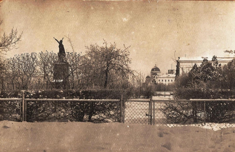 Сквер с памятником Платову. На фоне - собор с непозолоченными куполами