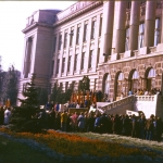Демонстрация перед главный корпусом НПИ