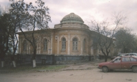 Здание на углу Красного спуска и улицы Кавказской