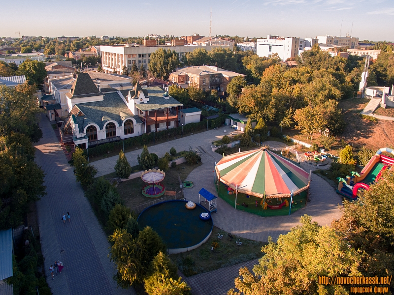 Детская площадка и гостиница в Александровском парке