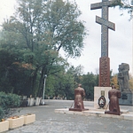 Поклонный крест на площади Троицкой