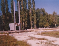 Монумент «Вечный огонь» и братское кладбище. Построен в 1975 году к 30-летию Победы. Архитектор В. Куроптеев