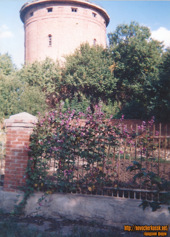Октябрьский. Бывшая водонапорная башня на въезде в город