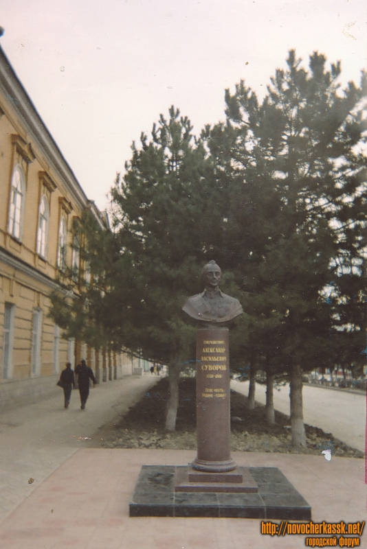 Памятник Суворову на Платовском проспекте на пересечении с Пушкинской