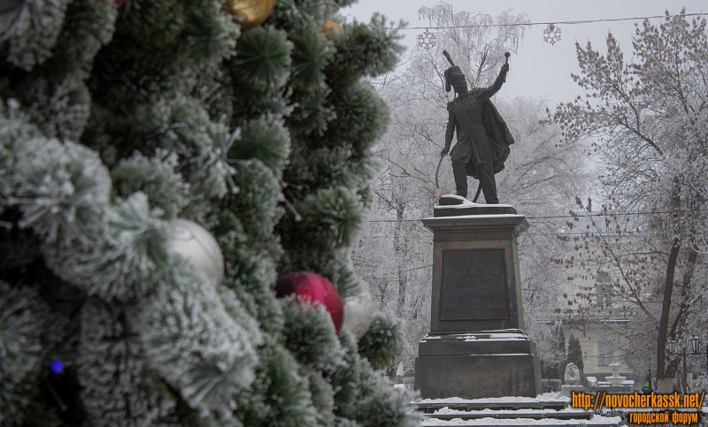 Памятник Платову в канун Новогодних праздников