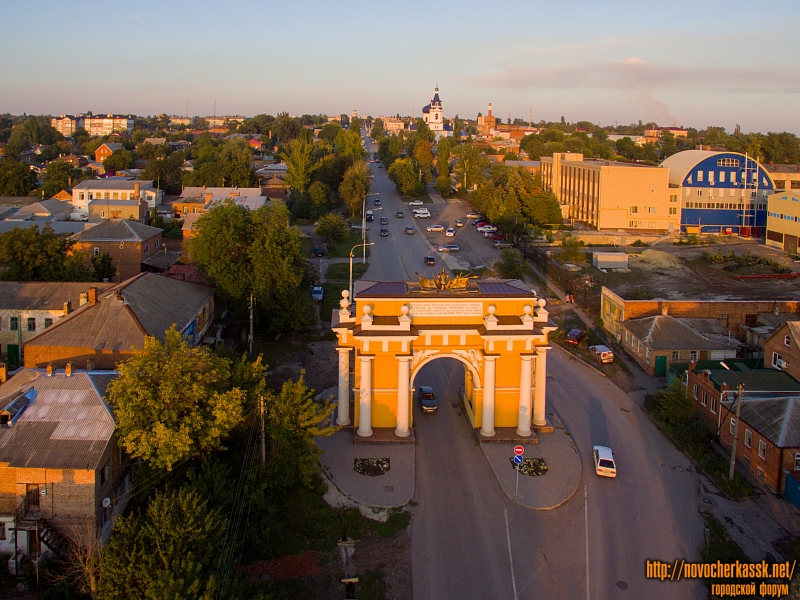 Проспект Платовский и триумфальная арка