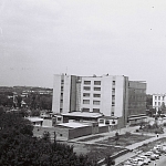 Вид на «Универмаг» с ул. Атаманской, видно строящееся здание администрации