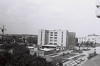 Вид на «Универмаг» с ул. Атаманской, видно строящееся здание администрации