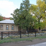 Заборчик на аллее на улице Александровской перед второй школой