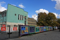 Выставка работ художественной школы на заборе больницы на пр. Баклановском, 2