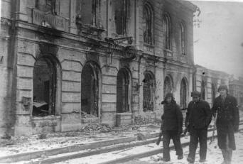 Здание железнодорожного вокзала, разрушенное немецкими оккупантами