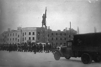 Части Красной Армии проходят по улицам освобожденного Новочеркасска
