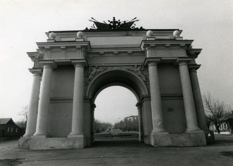 Триумфальная арка на спуске Герцена в г. Новочеркасске. 1990 год
