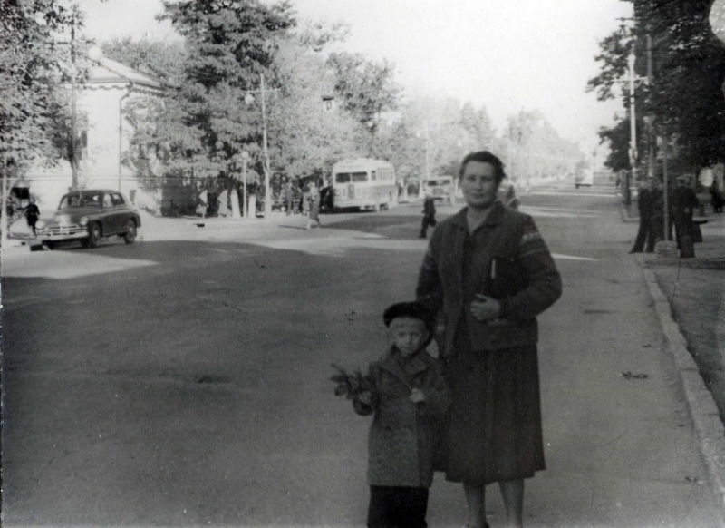 Новочеркасск: Сентябрь 1958 года. Около дома Московская, 26