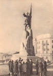 Школьники у памятника Ермаку в Новочеркасске. Фото М. Савина. 1950-е года