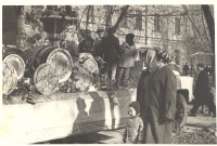Ноябрьская демонстрация. Машина с образцами изделий Винзавода. 1960е годы