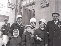 работники торговли у знания Пищеторга на Дубовского. 7 ноября 1971 года