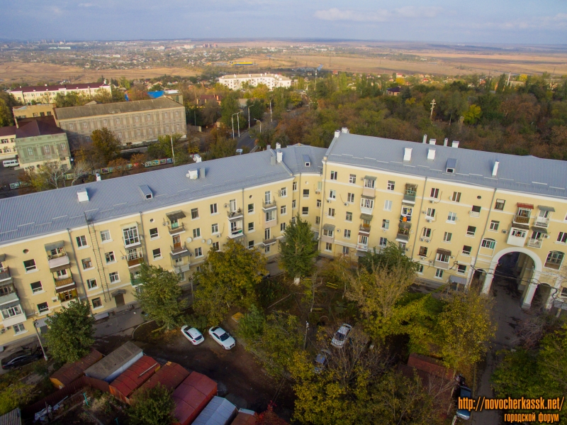 Дом с аркой на площади Троицкой. Вид с улицы Троицкой