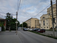 Вид в сторону ул. Пушкинской с пер. Галины Петровой вдоль улицы Троицкой. Отремонтированный лабораторный корпус