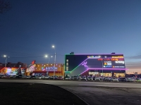 Торгово-развлекательный центр «Батон». Вид с проспекта Баклановского