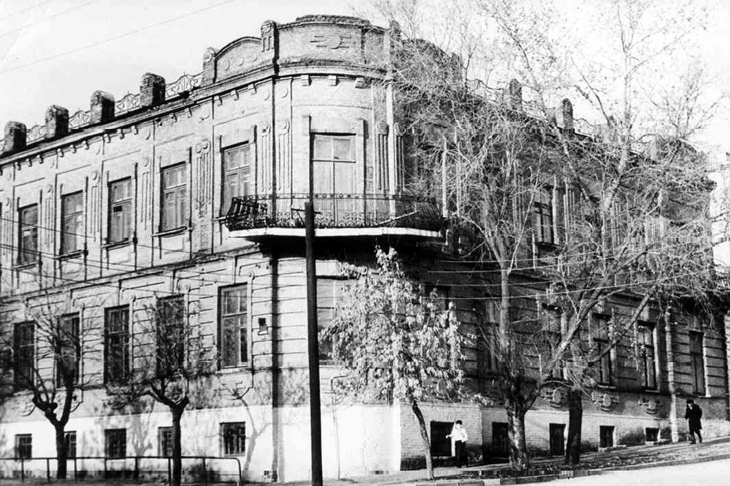 Здание 17-й средней школы, на котором 13 февраля 1943 года было водружено красное знамя воинами – освободителями.