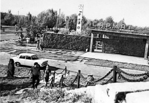 Каменные бабы у ресторана «Сармат».