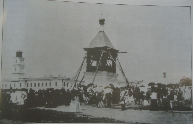 Поднятие колоколов на колокольню церкви Донской иконы Богоматери.jpg
