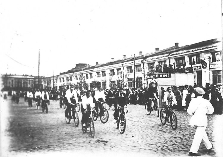1 майская демонстрация 1937-й год - пр.Плавтовский г.Новочеркасск, ещё целы торговые ряды (левое крыло) - место нахождения в настоящее время администрации города2.jpeg