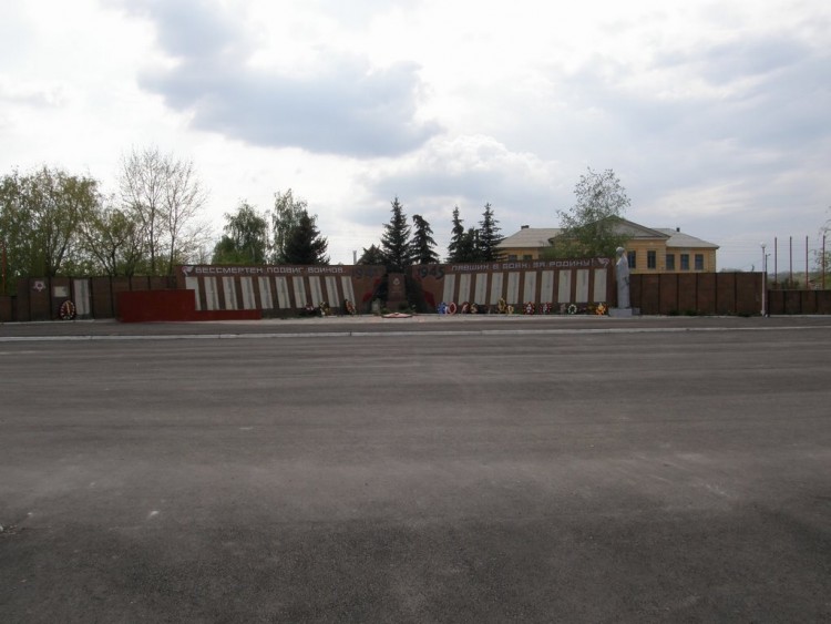 Мемориал с могилой Е. Петрова (в центре).jpg