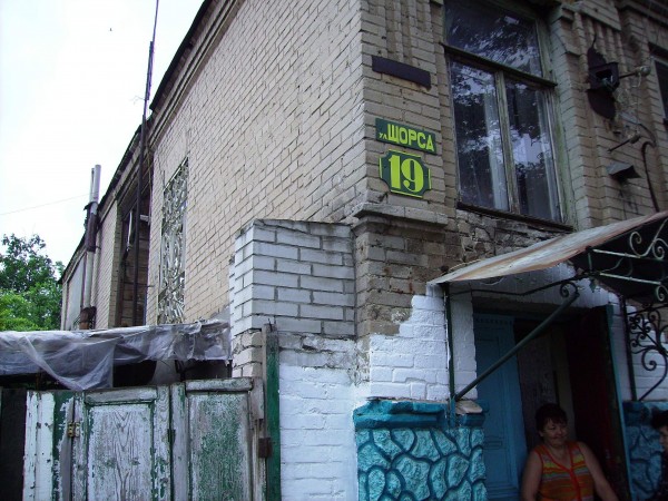 жильцам пришлось  возвести опорные колонны, чтобы удержать стены от обрушения_.JPG