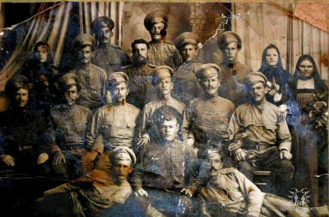 Поляков г.Новочеркасск примерно1905-1910г.г. в центре второго ряда сверху Поляков Федор Афанасьевич.jpg