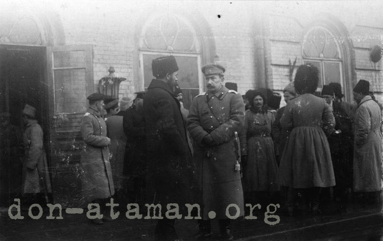 Генерал Богаевский, Донской Атаман, в разговоре с Харламовым, председателем Войскового Круга..jpg