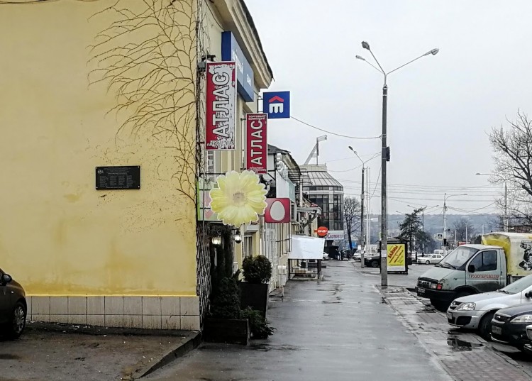 Доска на заводоуправлении.jpg