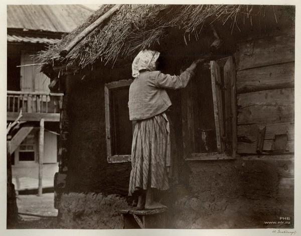 Казачка чинит окно. Цимлянская станица. 1875-1876.jpg