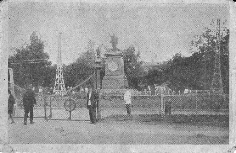 Пам. Ленину на постам. пам. Платову.jpg