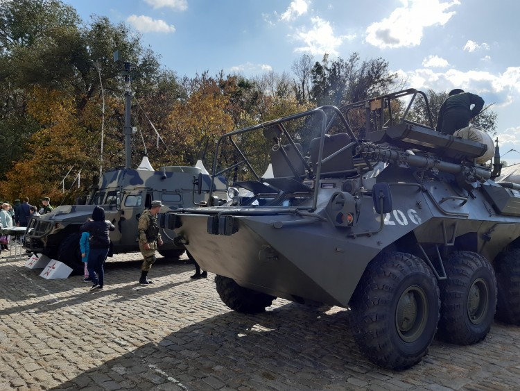 gmDfGKJ262M.jpg