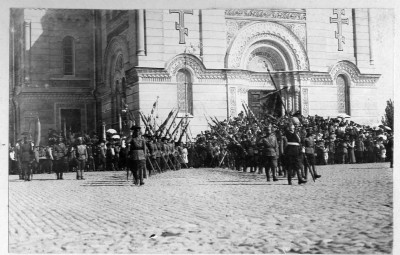 Вынос исторических знамён и регалий ВВД перед Церковным парадом. 16 августа 1918 г..jpg