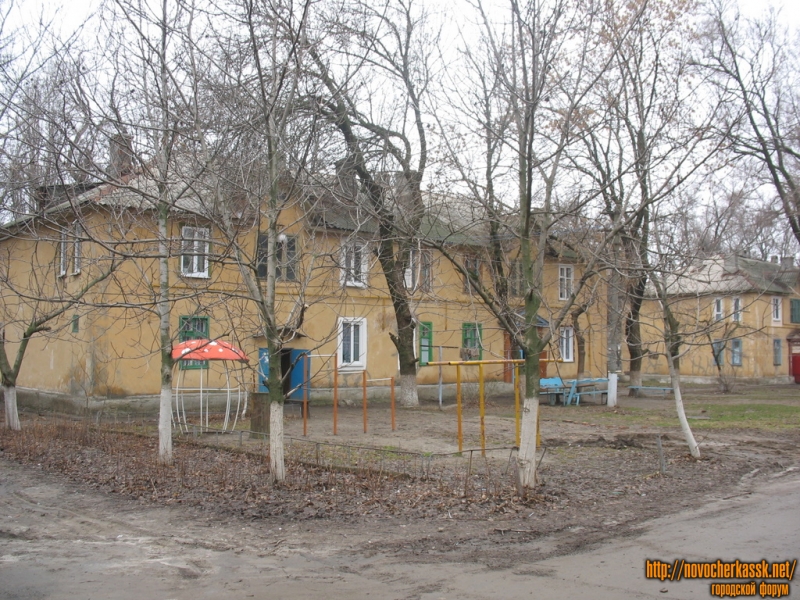 Новочеркасск: Двор на углу Молодежной и Чехова