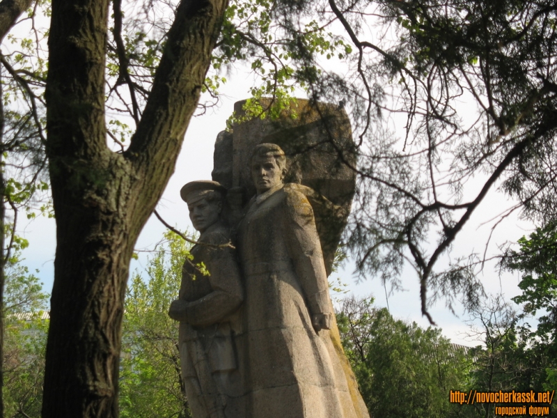 Новочеркасск: Памятник Подтелкову и Кривошлыкову, площадь Троицкая