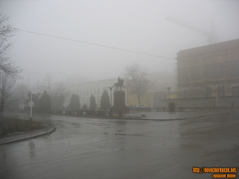 Новочеркасск: Памятник Платову на коне в тумане