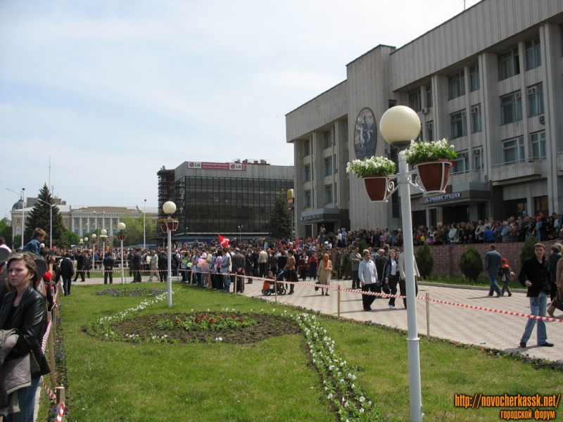 Новочеркасск: 9 мая, парад на Платовском проспекте. Универмаг, Администрация города