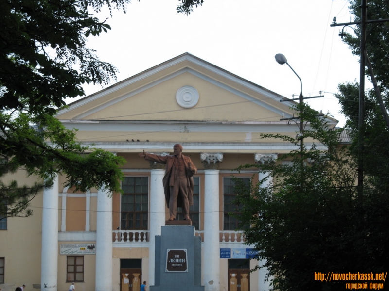 Новочеркасск: Памятник Ленину на Октябрьском
