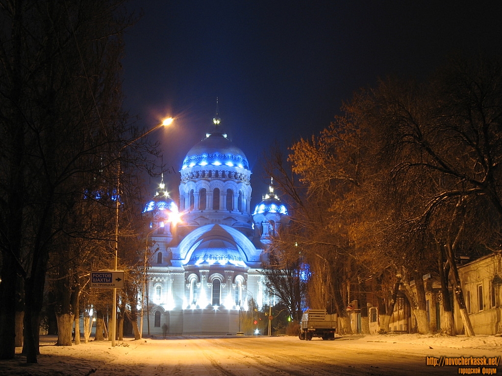 Новочеркасск: Собор с подсветкой. Вид с Красного спуска
